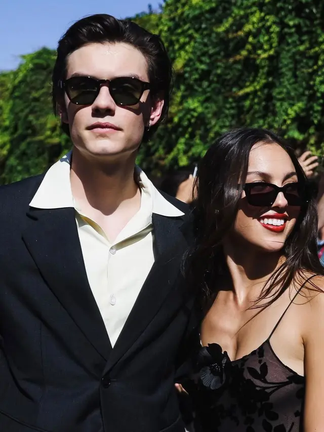 Louis Partridge dan Olivia Rodrigo di Venice Film Festival (Alessandro Bremec/NurPhoto/ipa-agency.net/Shutterstock)