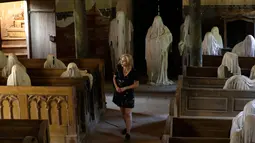 Turis Prancis mengunjungi Gereja St George yang menampilkan patung-patung serupa hantu di Lukova, Republik Ceko, 30 Agustus 2018. Selusinan patung menyerupai manusia berselimut jubah itu ditaruh berjajar seperti sedang mengikuti misa (AP/Petr David Josek)