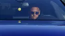 Striker Barcelona, Neymar Jr saat berada di dalam mobil saat tiba untuk mengikuti sesi latihan di Pusat Olahraga FC Barcelona Joan Gamper di Sant Joan Despi, Spanyol, Rabu, (2/8). (AP Photo/Manu Fernandez)