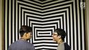 Pengunjung berbincang di depan karya yang dipajang dalam pameran bersama bertajuk 'Mutual Unknown' di Galeri Nasional, Jakarta, Sabtu (3/6). Pameran ini mengajak pengunjung untuk berinteraksi dengan 9 pameris. (Liputan6.com/Immanuel Antonius)