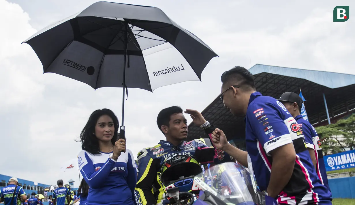 Para pebalap bersiap mengikuti Yamaha Sunday Race seri 1 di Sirkuit Sentul, Bogor, Minggu (8/4/2018). Lomba ini diselenggarakan oleh Yamaha Indonesia Motor Manufacturing dengan mempertandingan 10 kelas. (Bola.com/Vitalis Yogi Trisna)