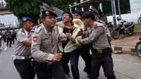 Polisi mengamankan koordinator KAPAK, Ghea Hermansyah yang dianggap sebagai provokator dalam aksi demonstrasi di depan Gedung DPR/MPR, Jakarta, Rabu (13/01).(Antara) 
