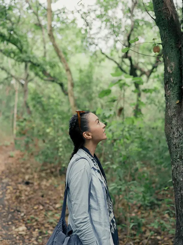 8 Ide Style Liburan Raline Shah Pakai Tenun Ikat Sumba, Bikin Tampilan Stylish dan Kekinian