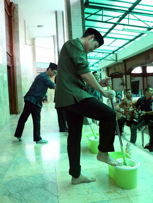 Dude Harlino ikut membersihkan Masjid Sunda Kelapa, Jakarta Pusat, Rabu (3/5/2017). Program yang direncanakan berakhir sebelum bulan Ramadhan itu mulai dilakukan sejak 21 Arpil hingga 23 Mei 2017. (Nurwahyunan/Bintang.com)