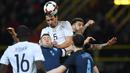 Bek Jerman, Mats Hummels, duel udara dengan bek Inggris, Gary Cahill. Kemenangan Tim Panser menghapus kutukan berkepanjangan setelah 29 tahun tak pernah menang atas The Three Lions di tanah sendiri. (AFP/ Patrik Stollarz) 