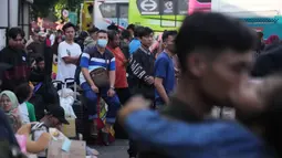 Pada H-3 Idul Fitri 1447 Hijriah, aktivitas di terminal tersebut menunjukkan lonjakan jumlah pemudik berdasarkan data rekapitulasi kegiatan harian. Tampak dalam foto, para calon penumpang menunggu bus yang akan mengangkut mereka menuju kampung halaman menjelang libur Idul Fitri 1447 Hijriah sekaligus menandai berakhirnya bulan suci puasa Ramadan, di terminal Terminal Kalideres, Jakarta, Rabu 18 Maret 2026. (AP Photo/Dita Alangkara)