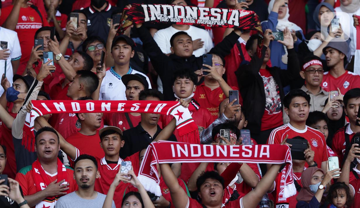 Suporter tim garuda memadati tribun penonton saat menyaksikan laga timnas Indonesia melawan Vietnam pada semifinal leg pertama Piala AFF 2022 di Stadion Utama Gelora Bung Karno, Jakarta, Jumat (6/1/2023). Indonesia akan melakoni laga tandang semifinal Piala AFF 2022 melawan Vietnam pada Senin (9/1). (Liputan6.com/Helmi Fithriansyah)