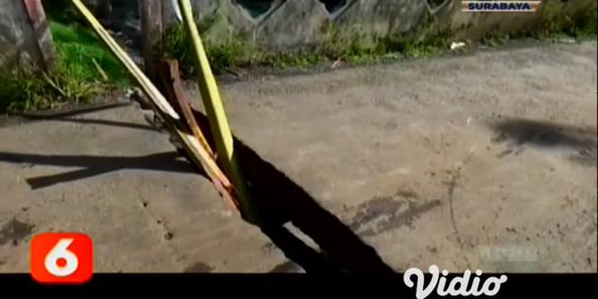 VIDEO: Warga Pakai Rangkaian Bambu agar Jembatan yang Putus Tetap Dapat Digunakan