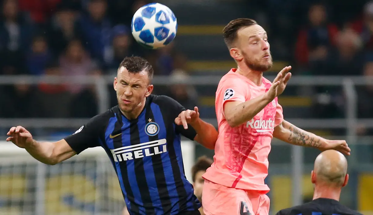 Gelandang Barcelona, Ivan Rakitic berebut bola udara dengan gelandang Inter Milan, Ivan Perisic saat bertanding pada grup B Liga Champions di Giuseppe Meazza, Italia (6/11). Inter imbang dengan Barcelona 1-1. (AP Photo/Antonio Calanni)