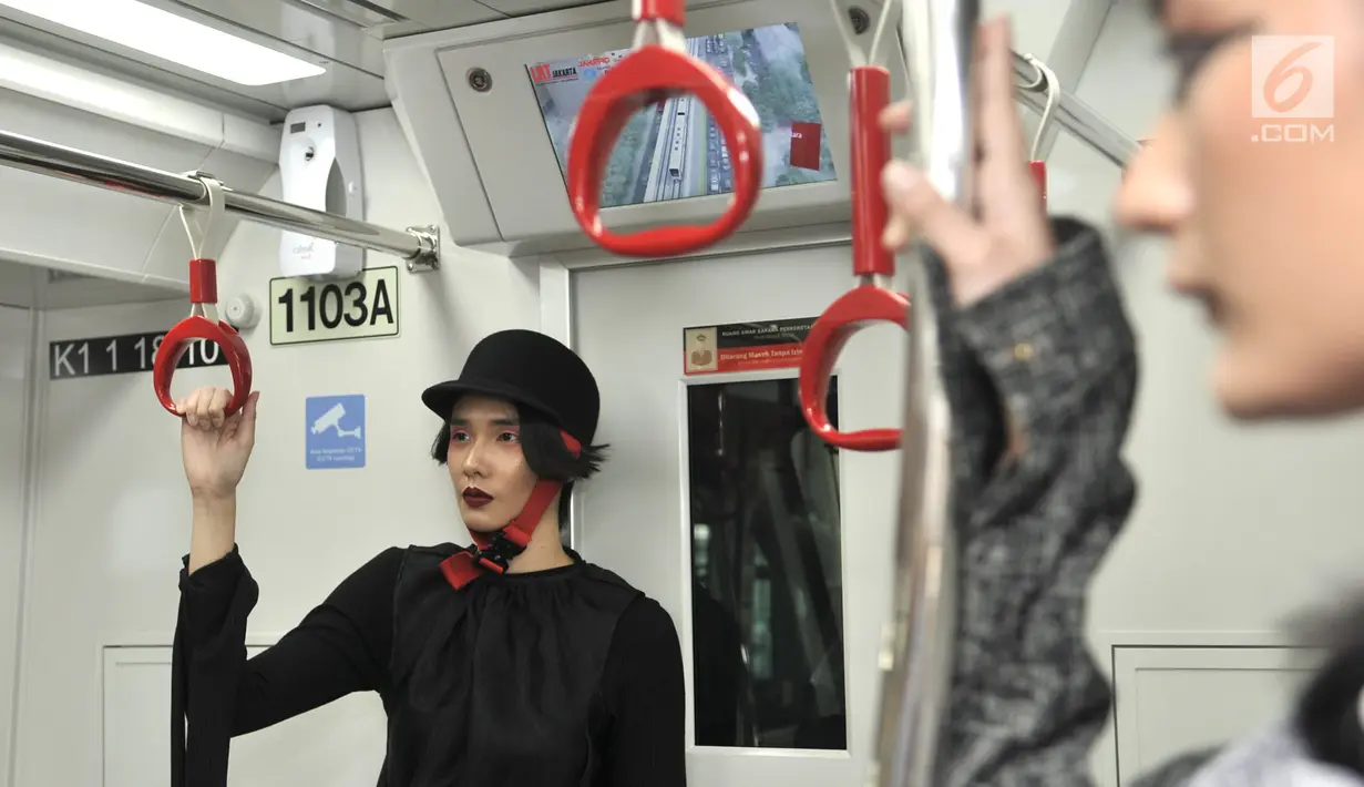 Model berpose saat memeragakan busana pada acara Jakarta Fashion & Food Festival (JFFF) 2019 di gerbong Light Rail Transit (LRT) Jakarta rute Stasiun Velodrome-Stasiun Boulevard Utara, Jakarta, Selasa (13/8/2019). (merdeka.com/Iqbal Nugroho)