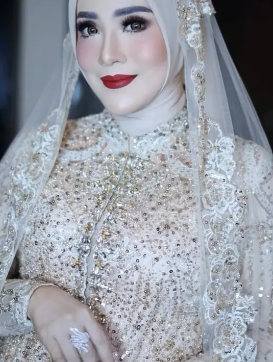 Dalam acara pernikahan putrinya bernama Adinda Thalia, Elma Theana terlihat cantik memukau dengan makeup manglingi alias membuatnya terlihat cantik yang berbeda.  [@elmatheana].
