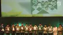 Ketua MUI KH Ma'ruf Amin foto bersama dengan sejumlah pejabat tinggi negara dan tokoh pada acara Milad MUI ke-42 dan Anugerah Syiar Ramadan 2017 di Jakarta, Kamis malam (26/7). (Liputan6.com/Herman Zakharia)