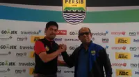 Hubungan masa lalu Nil Maizar dan Emral Abus meramaikan duel Persib Vs Semen Padang. (Bola.com/Muhammad Ginanjar)