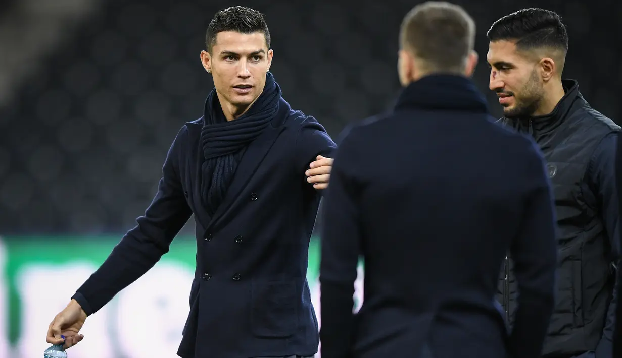 Penyerang Juventus, Cristiano Ronaldo berbincang dengan rekan-rekannya saat mengecek lapangan jelang bertanding melawan Young Boys pada lanjutan grup H Liga Champions di Stade de Suisse di Bern (11/12). (AFP Photo/Fabrice Coffrini)