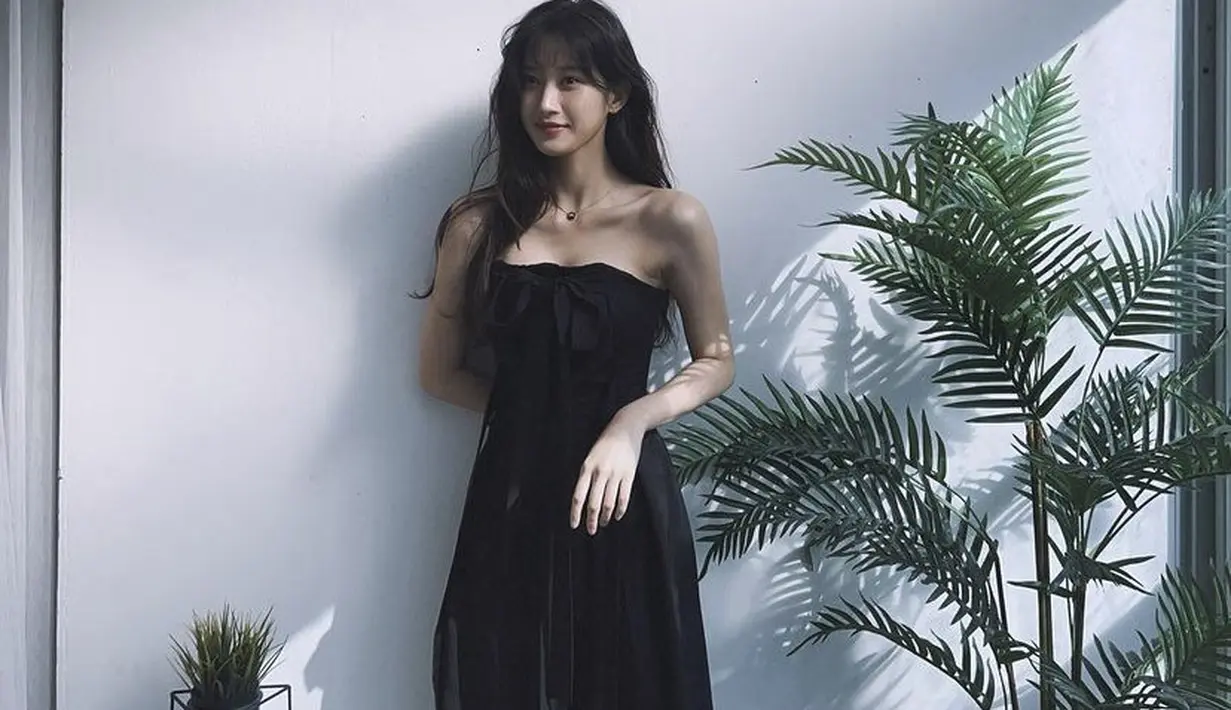 Dress panjang off shoulder hitam semakin membuat Moon Ga Young tampil elegan. Dengan riasan minimalisnya.  (@m_kayoung)