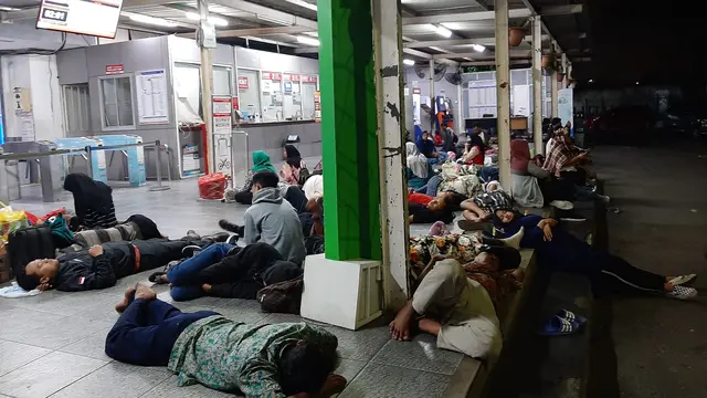 Jakarta Mati Lampu, Penumpang KRL Bermalam di Stasiun Bekasi