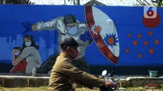 Pengendara sepeda motor lewat depan mural bertemakan COVID-19 di kawasan Manggarai, Bukit Duri, Jakarta, Jumat (28/8/2020). Mural tersebut dibuat untuk meningkatkan kepatuhan masyarakat akan protokol kesehatan karena kasus COVID-19 nasional terus meningkat. (merdeka.com/Imam Buhori)