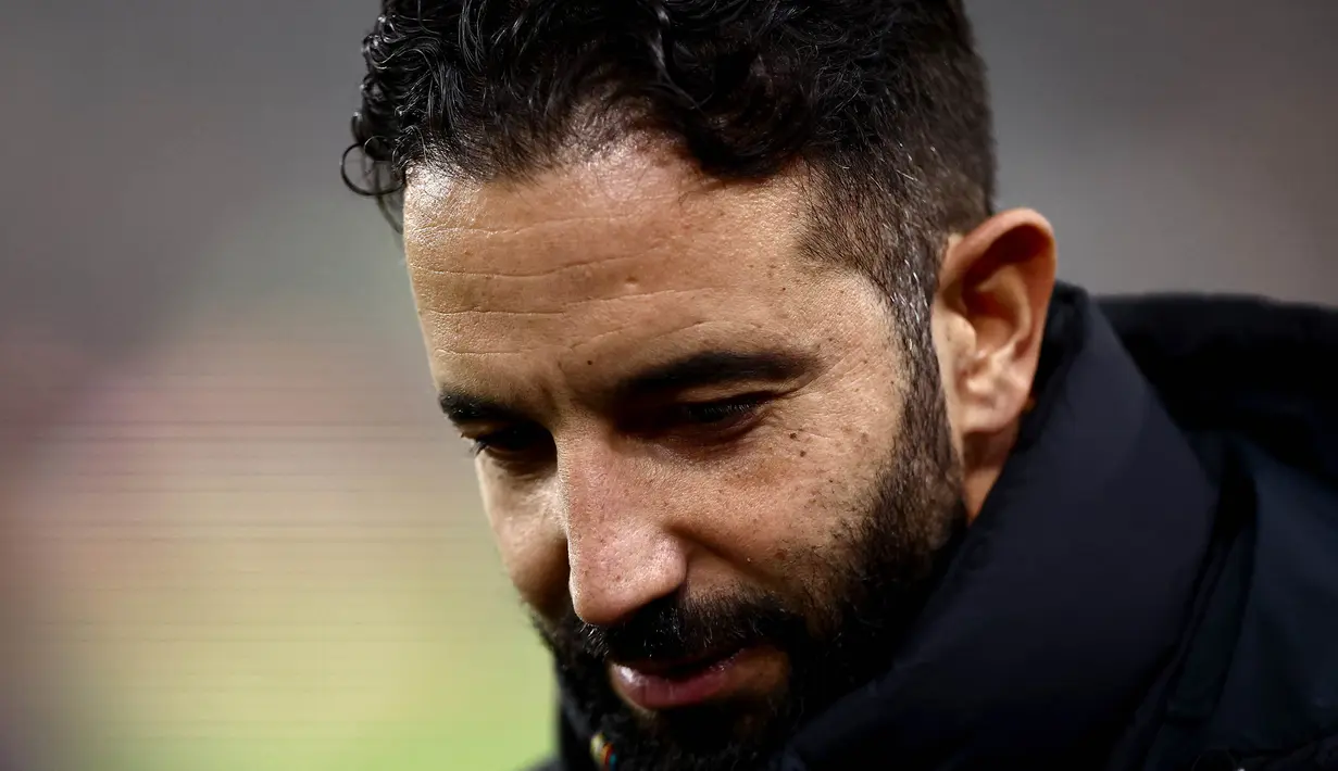 Ruben Amorim menjadi pelatih Manchester United pertama yang menelan lima kekalahan dalam 10 pertandingan pertamanya sebagai pelatih di semua kompetisi. (HENRY NICHOLLS/AFP)
