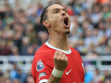 Pemain Liverpool, Darwin Nunez, melakukan selebrasi setelah mencetak dua gol bagi kemenangan timnya atas Newcastle United dalam laga pekan ke-3 Premier League 2023/2024 yang berlangsung di St. James' Park, Inggris, Minggu (27/8/2023). (AFP/Lindsey Parnaby)