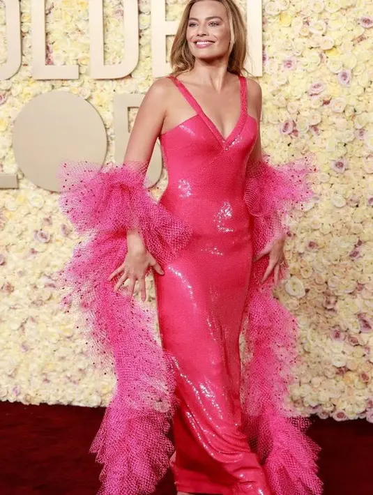 Margot Robbie kembali tampil menjadi Barbie dengan gaun sequin panjang warna pink dari Armani. Dipadukan mesh peplum scarf warna serasi. [@patidubroff]
