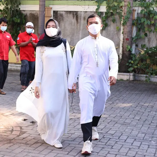 Masuk MURI Sembelih 1.100 Hewan Kurban, Ini 6 Potret Putra Siregar Bareng Istri