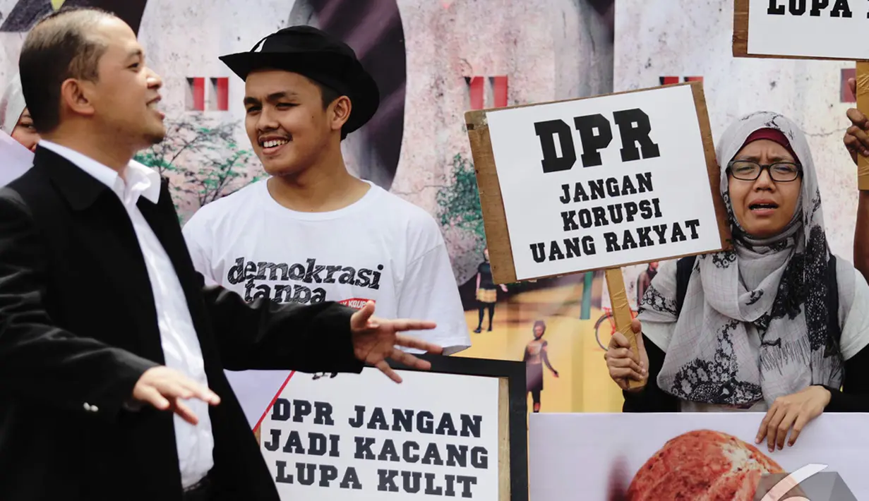 Seorang anggota DPR mendatangi aktivis ICW yang sedang melakukan aksi di depan Gedung DPR, Jakarta, Selasa (9/12/2014). (Liputan6.com/Faizal Fanani)