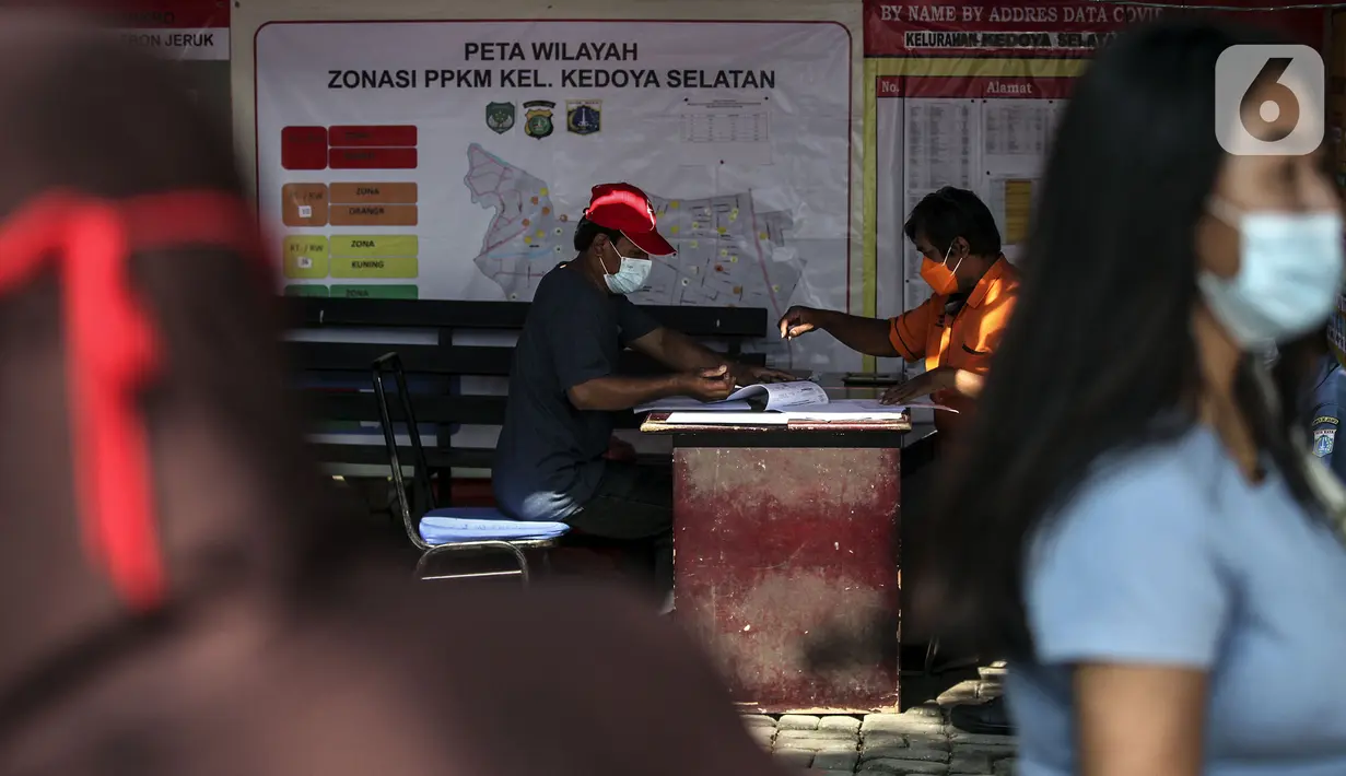 Warga menerima bantuan sosial (bansos) di kawasan Kedoya Selatan, Jakarta Barat, Rabu (28/7/2021). Selain bansos dari APBD DKI Jakarta, sekitar 738 ribu orang lainnya mendapatkan bantuan yang disalurkan oleh pemerintah pusat melalui Kementerian Sosial. (Liputan6.com/Johan Tallo)