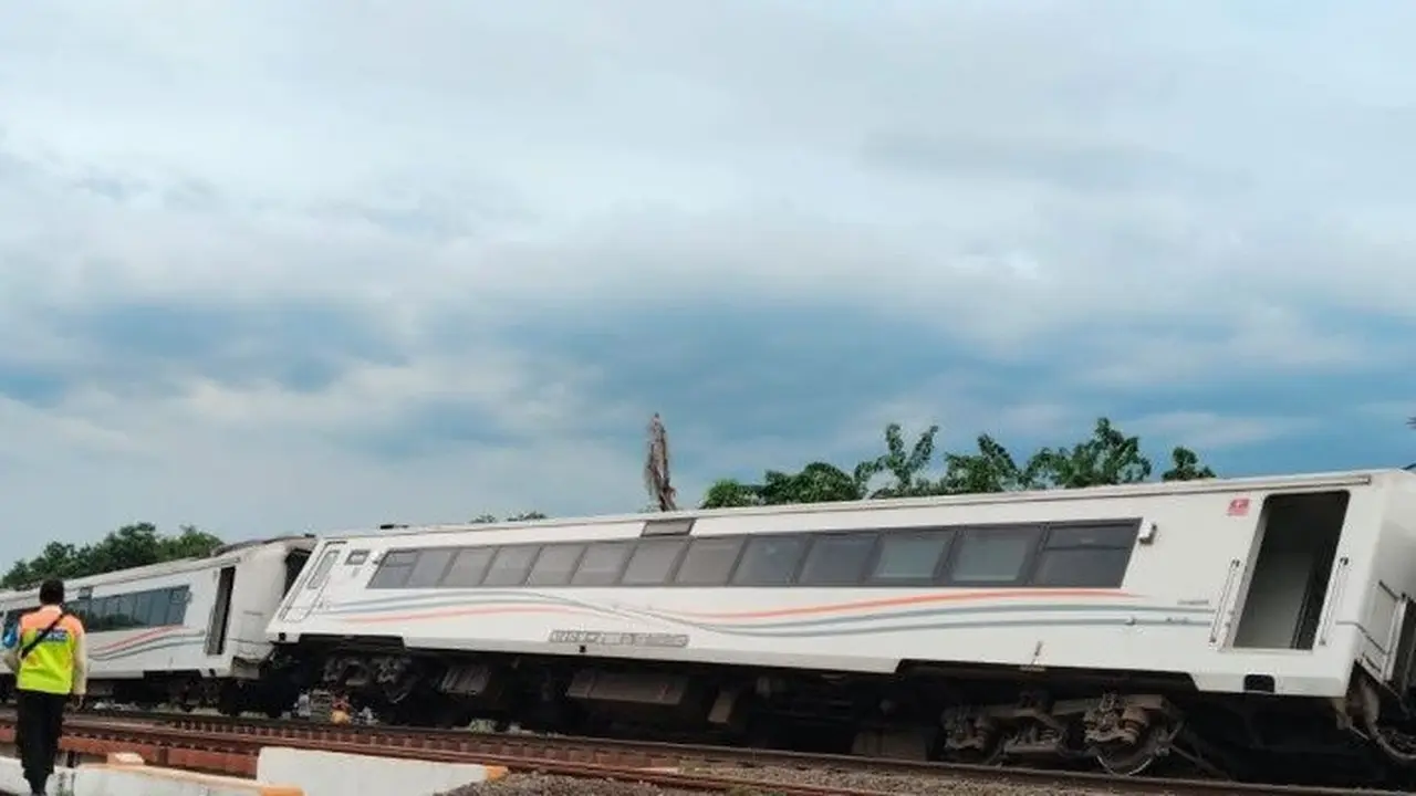 Kereta Api (KA) Purwojaya relasi Gambir–Kroya (Cilacap) anjok.
