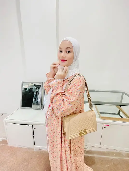 Dalam unggahan di akun Instagram pribadinya, Dinda mengungkap perubahan sikap yang di rasakan. Salah satunya adalah sikap Dinda yang semakin manja terhadap sang suami. (Instagram/dindahw)