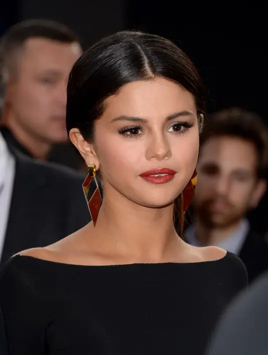 Huda Kattan, mentor kecantikan yang dikalahkan Selena ini mendapatkan uang 14 ribu Poundsterling atau sekitar Rp 242 Juta untuk setiap foto yang diunggahnya di akun Instagram pribadinya. (AFP/Bintang.com)