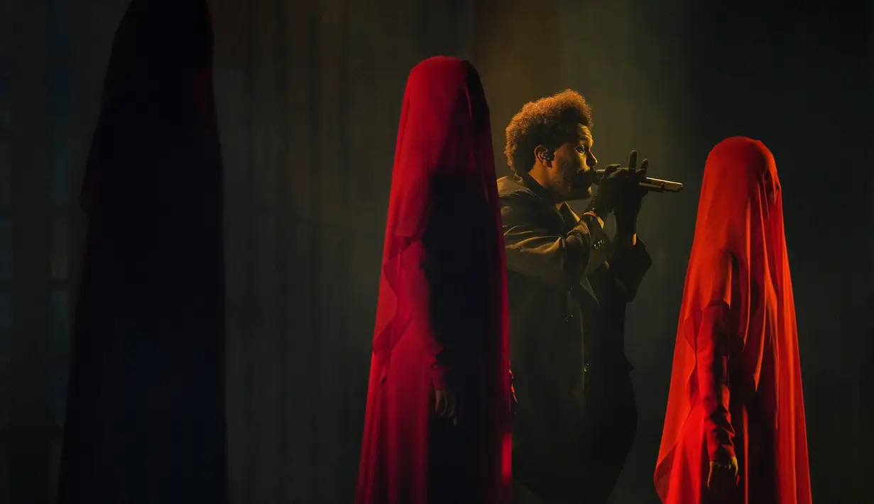 The Weeknd tampil di Vancouver, British Columbia, Kanada, 23 Agustus 2022. Sebanyak 21 sosok berjubah merah berbaris ke panggung yang panjang dan pertunjukan dimulai. (Darryl Dyck/The Canadian Press via AP)