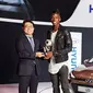 Pogba diminta menjadi model untuk berfoto dengan Hyundai i20 bersama dengan piala yang ia raih.