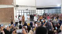 Presiden Joko Widodo (Jokowi) menyerahkan bantuan pangan berupa Cadangan Beras Pemerintah (CBP), bertempat di Tandon Ciater, Serpong, Tangsel, hari ini Senin, 19 Februari 2024. (Istimewa)