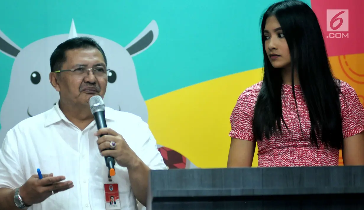 Plt. Deputi Bidang Pengembangan Pemuda Jonni Mardizal dan Jubir Kemenpora, Anindya Kusuma Putri dalam konferensi pers di Jakarta, Selasa (25/7). Konferensi terkait Pusdiklat calon Paskibraka pelaksanaan upacara HUT RI ke-72. (Liputan6.com/Helmi Afandi)