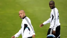 Gelandang Julien Faubert (kiri) dan Lassana Diarra saat mengikuti sesi latihan di Madrid pada tanggal 30 April 2009. Eks gelandang Madrid ini dalam waktu dekat akan mengumumkan dirinya menjadi Borneo FC. (AFP Photo/Pierre Philippe Marcou)