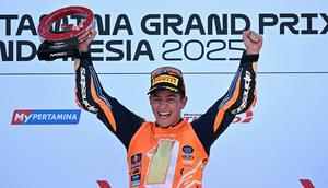 Jose Antonio Rueda saat rayakan titel juara dunia Moto3 2025 pada balapan di Mandalika. (SONNY TUMBELAKA / AFP)