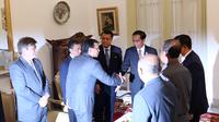 Delegasi FIFA bertemu dengan Presiden Joko Widodo di Istana Negara, Jakarta, Senin (2/11/2015). (Bola.com/Nicklas Hanoatubun)