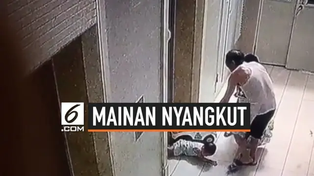 Rekaman video seorang bocah yang terseret dan jatuh karena tali mainannya tersangkut di lift. Korban yang berusia 1 tahun menderita luka ringan.
