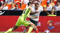   Aksi gelandang Valencia, Nani (kanan) saat berusaha melewati adangan pemain Real Betis, Fabian Ruiz, pada laga lanjutan La Liga 2016-2017, di Stadion Mestalla (11/9/2016). Valencia menjadi satu di antara klub raksasa Eropa yang sedang bernasib buruk.  (