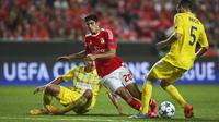 Penyerang Benfica, Goncalo Guedes (tengah) sedang beraksi untuk menghindari dari tekanan gelandang Astana, Dmitri Shomko (kiri) dan Marin Anicic, pada laga Grup C Liga Champions, di Luz Stadium, Lisbon (15/9/2016). 
