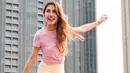 Penampilannya dengan busana kasual pun tetap selalu memesona. Selayaknya model, ia pun kerap mengunggah potret kesehariannya dengan gaya kasual yang selalu menuai pujian dari penggemarnya. (Liputan6.com/IG/louiseans)