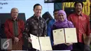 Menteri Perdagangan Thomas Lembong (kiri) bersama Menteri Sosial Khofifah usai menandatangani nota kesepahaman dalam acara Hari Konsumen Nasional (Harkonas) 2016 di Jakarta, Selasa (26/4). (Liputan6.com/Faizal Fanani)