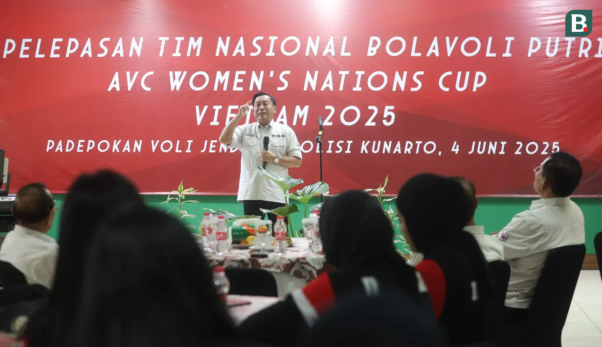 Ketua Umum PBVSI Imam Sudjarwo memberikan arahan saat melepas Timnas Voli Putri Indonesia untuk mengikuti ajang AVC Nations Cup 2025 di Padepokan Bola Voli Jenderal Polisi Kunarto, Sentul, Bogor. Rabu (4/6/2025). (Bola.com/M Iqbal Ichsan)