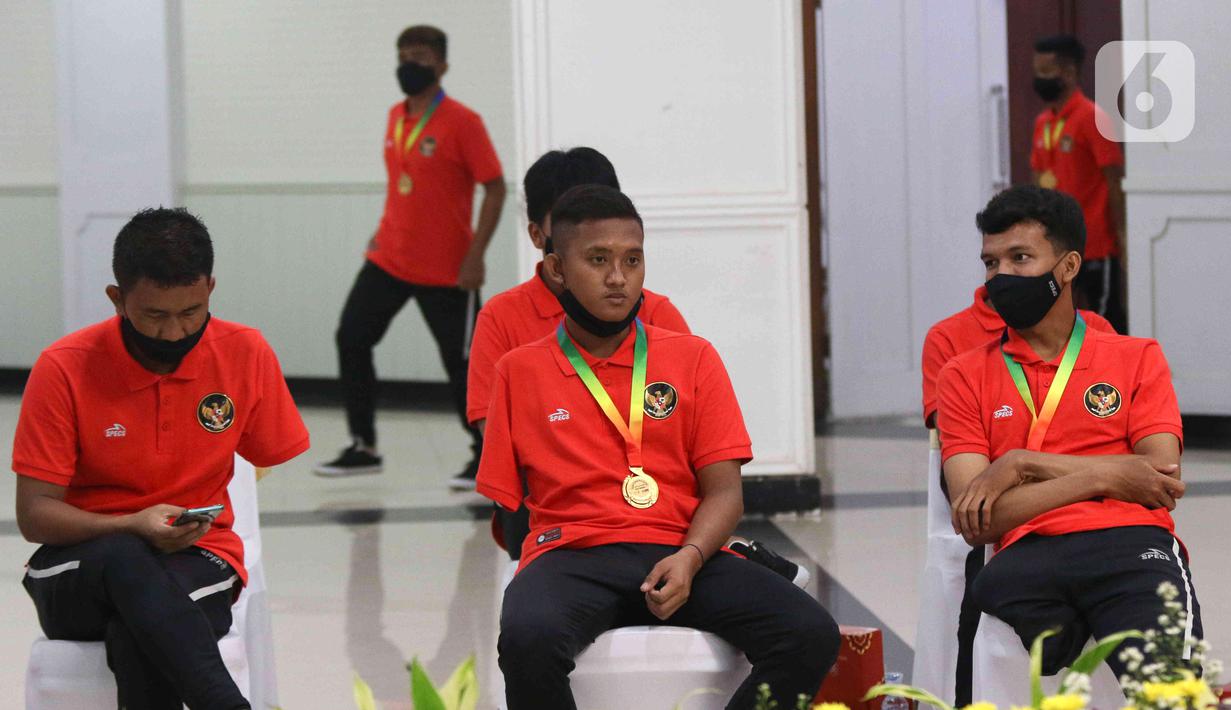 Para pemain Timnas Sepak Bola Amputasi Indonesia saat menghadiri pertemuan dengan Menpora Zainudin Amali di Gedung Kemenpora, Jakarta, Kamis (17/3/2022). Pemerintah akan menyiapkan fasilitas pemusatan latihan jelang Piala Dunia Amputasi 2022.(Liputan6.com/Herman Zakharia)