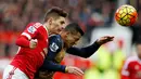 Pemain MU, Gullermo Varela (kiri), berebut bola dengan pemain Arsenal, Alexis Sanchez, dalam laga Liga Inggris di Stadion Old Trafford, Minggu (28/2/2016) malam WIB. (Reuters/Phil Noble)