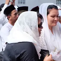 Melanie Subono saat pemakaman eyang. (Desmon/Bintang.com)