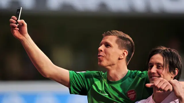 Kiper Arsenal Wojciech Szczesny dan gelandang Tomas Rosicky