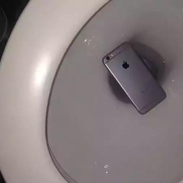 6 Momen Apes Barang Jatuh di Kloset Ini Bikin Elus Dada, Ragu Dipakai Lagi