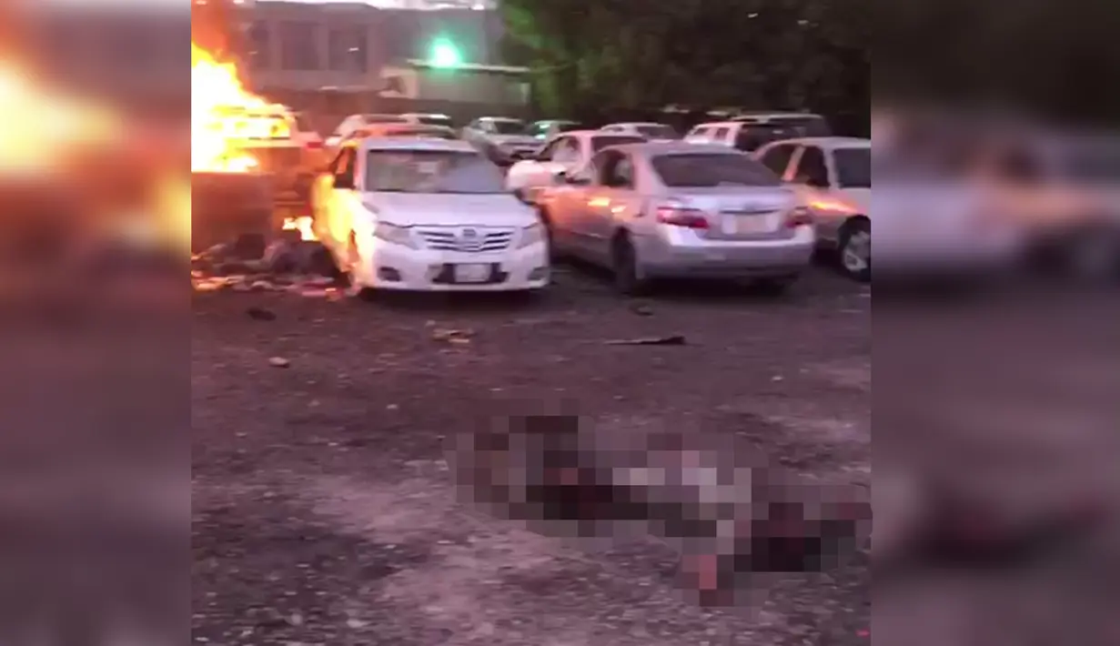 Dua jenazah tergeletak di area parkir akibat serangan bom bunuh diri di dekat Masjid Nabawi Arab Saudi, Senin (4/7). Pelaku meledakkan diri ketika aparat keamanan tengah berbuka puasa. (Facebook.com/Haramain)