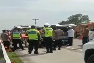Empat Orang Ditemukan Tewas dalam Mobil di Tol Tegal (AntaraNews)
